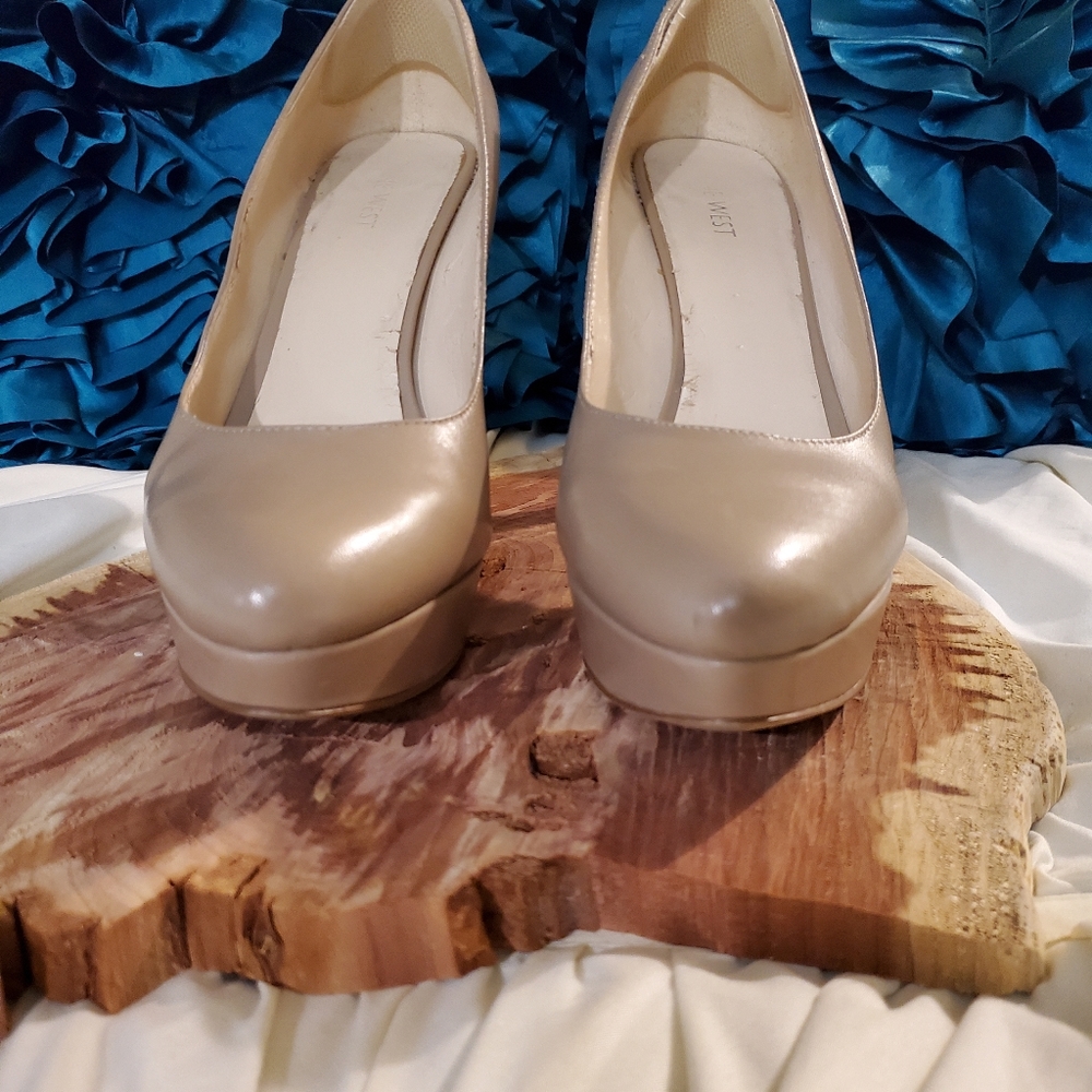 Shoe's - Picture 2 of 4
